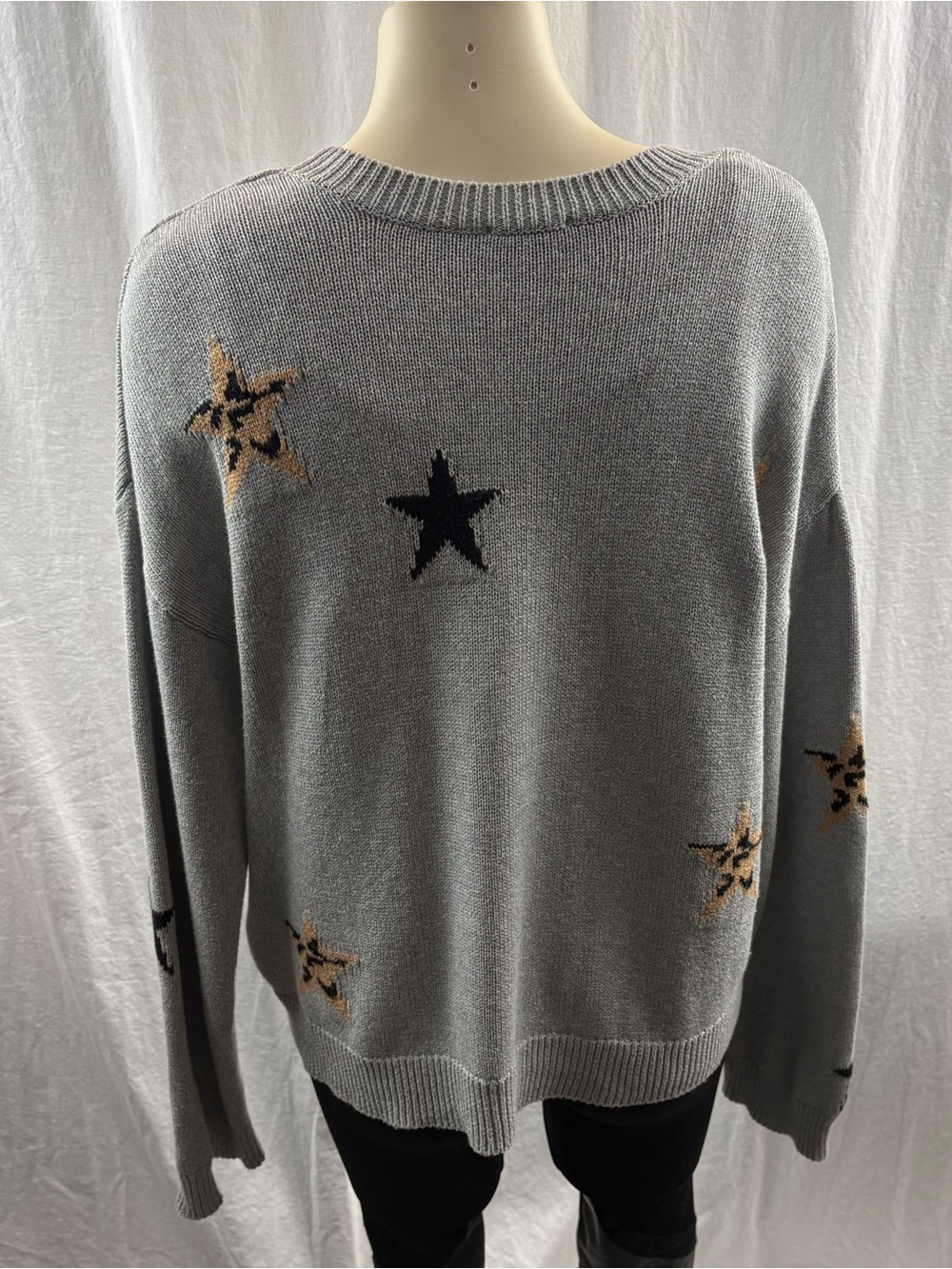 Rails Perci Star Sweater in the color Heather Grey Animal Stars M - Picture 4 of 12